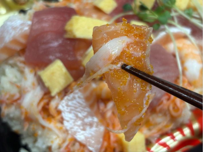 「漁萬 海鮮たっぷりちらし寿司」1825円（税込）