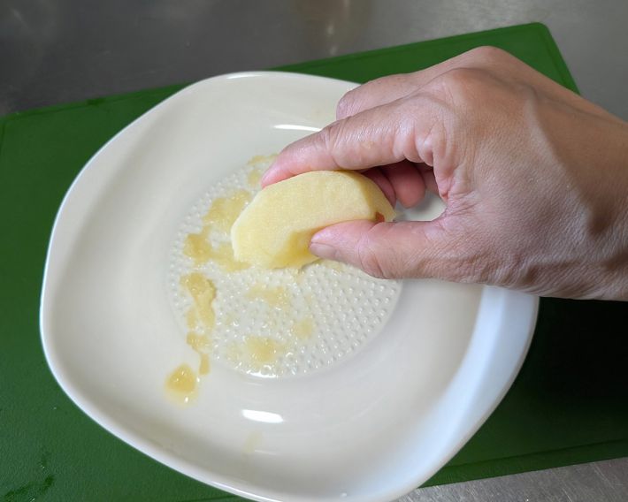 りんごをすりおろします