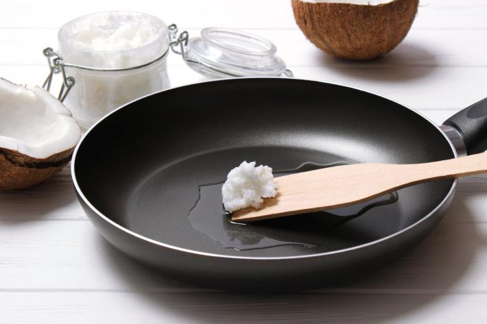 フライパンにひかれるココナッツオイル