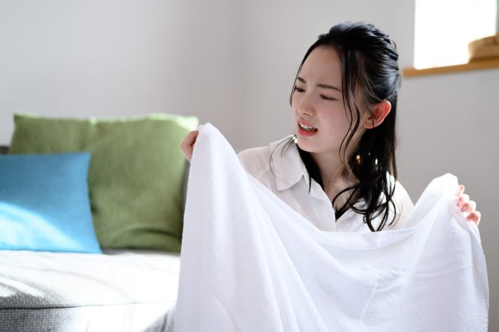 洗濯のタオルが臭くてびっくりする女性