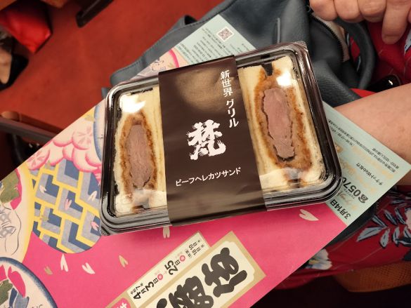 4月大歌舞伎を母と観に行き、半分こしたサンドイッチ