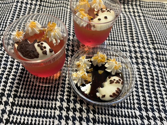 自分用の「いちごゼリー」と、おばあちゃんのためにつくった「コーヒーゼリー」。カップのなかに寝る猫ちゃんはミルクゼリーで製作