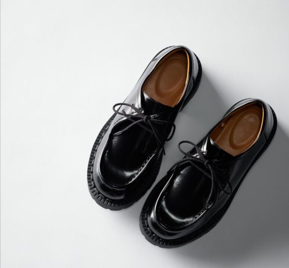 レースアップシューズ