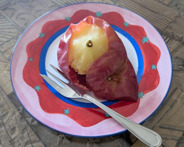 電子レンジでラップをかけて4～5分温めたリンゴ