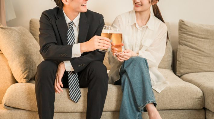 晩酌するカップル