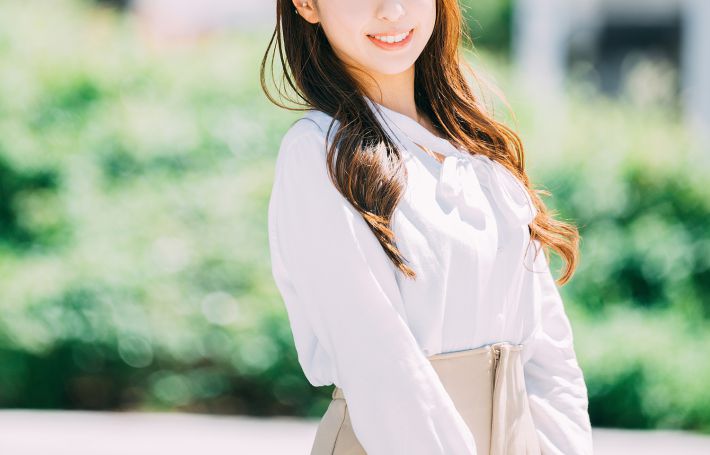 清楚な服装の女性