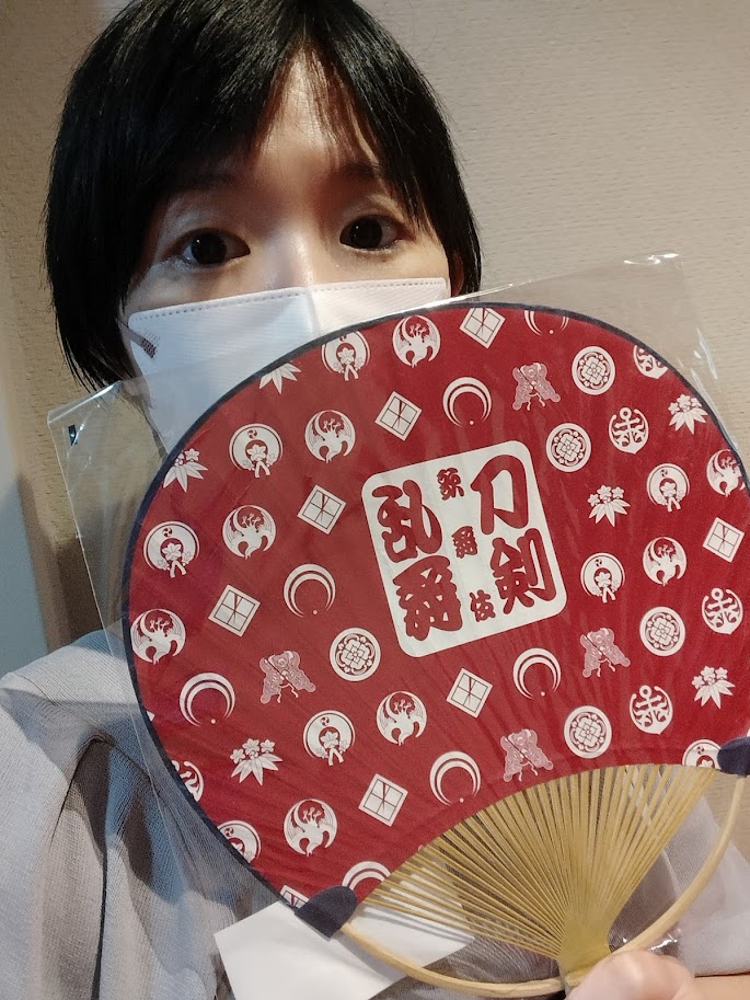 うちわを持つ宇野さん