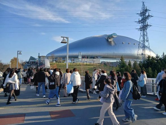 「Snow Man Dome Tour 2025-2026 ON」札幌公演が開催された大和ハウスプレミストドーム前
