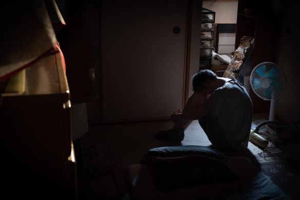 引きこもる男性