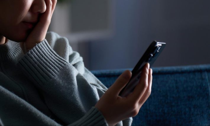 スマホを見る女性