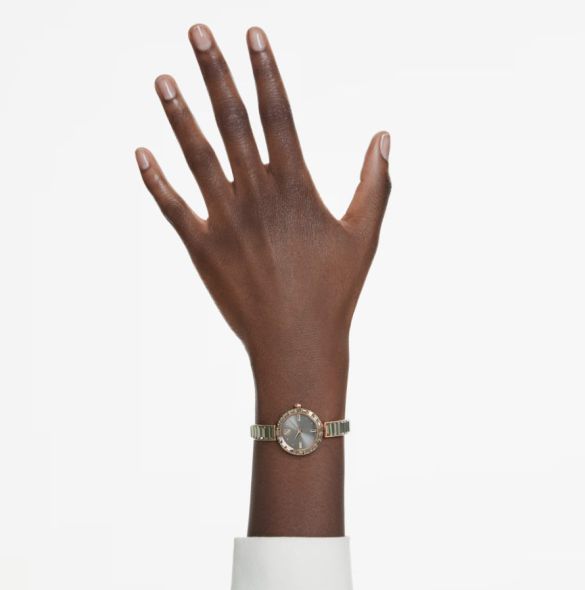 マトリックスバングルウォッチ着用