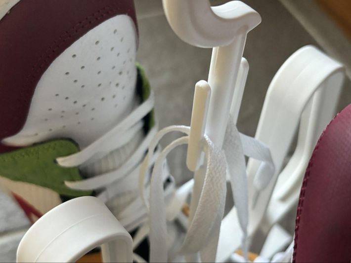 カインズ「吊るしても立たせても干せるシューズハンガー」