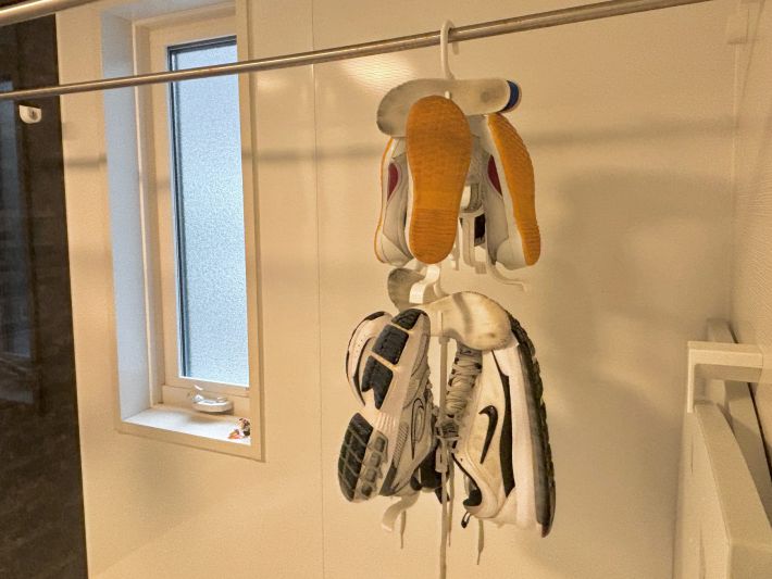 カインズ「吊るしても立たせても干せるシューズハンガー」