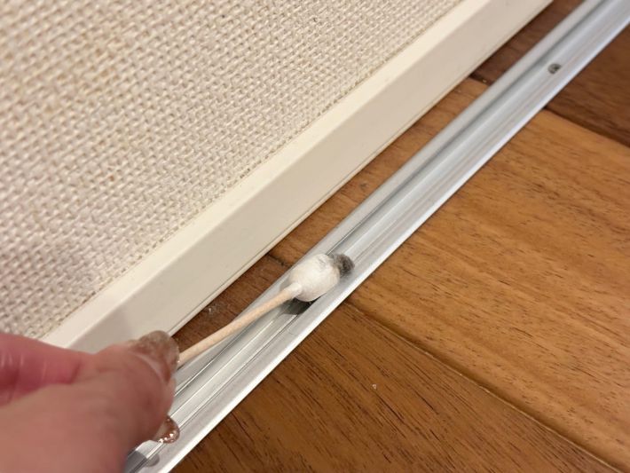 ドアレールのホコリを取る様子