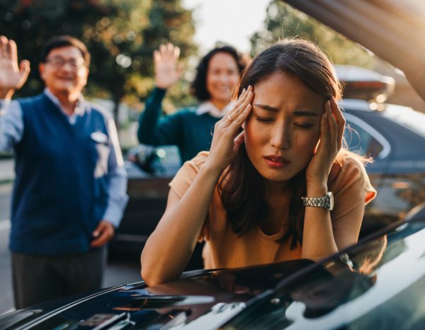 義実家の帰省で悩んでいる女性