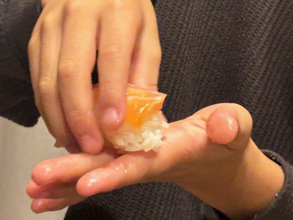 寿司を握る様子