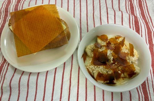 オートミールとバナナ入りヨーグルト＆チーズをのせたライ麦パンにトマトのシートをトッピング