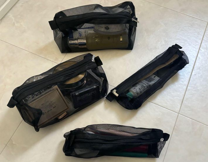 大小2つずつあるポーチ