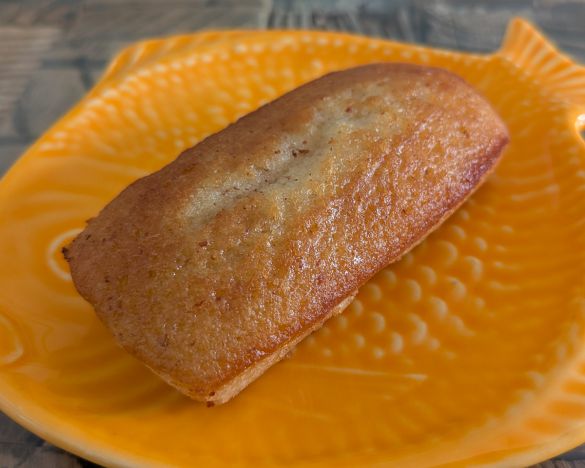 「お店で焼いた焦がしバター香るフィナンシェ」160円