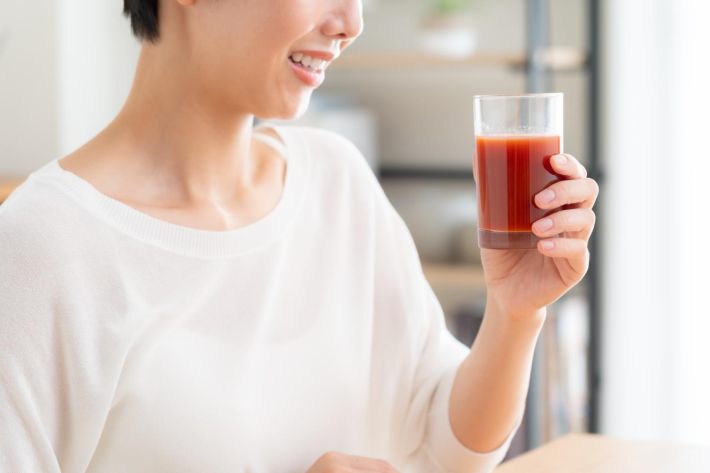 野菜ジュースを飲む女性