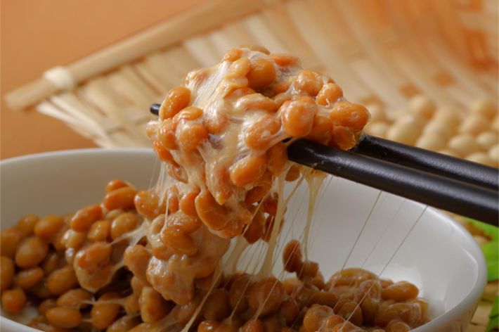 小鉢に入った納豆と大豆