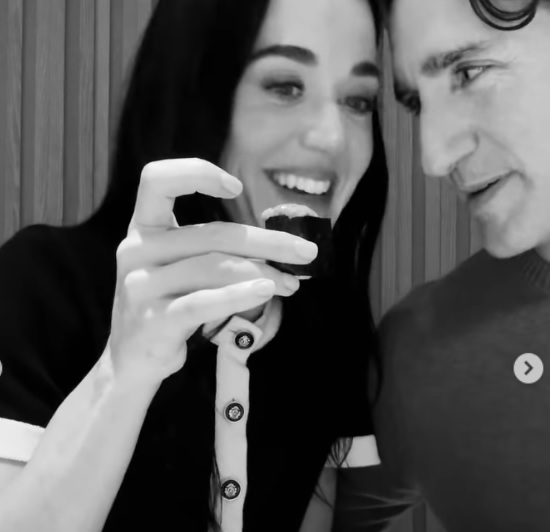 寿司を食べるケイティ・ペリーとジャスティン・トルドー氏