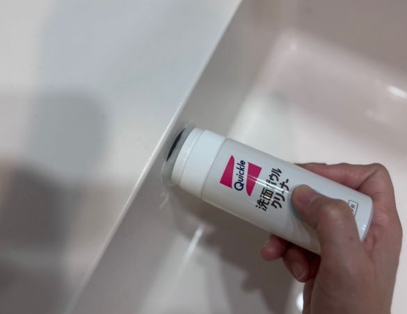 洗面ボウルにスポンジを当てる様子