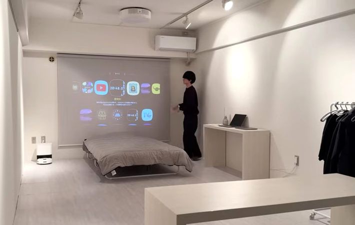 テレビはなく、プロジェクターでロールカーテンに映す