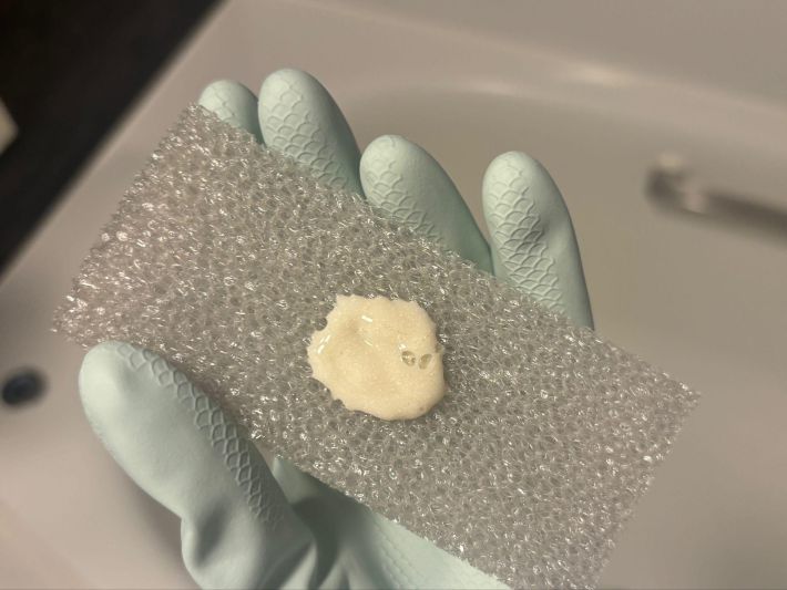 スポンジにクリームをのせる様子