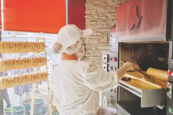 バウムクーヘンを焼く様子