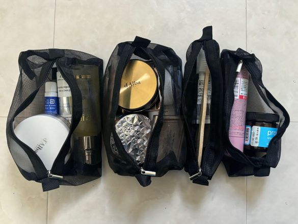 用途によってポーチを使い分ける様子