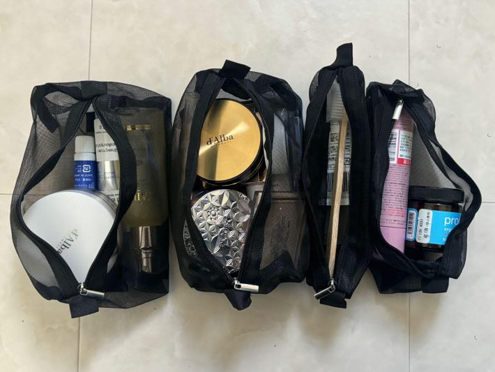 用途によってポーチを使い分ける様子