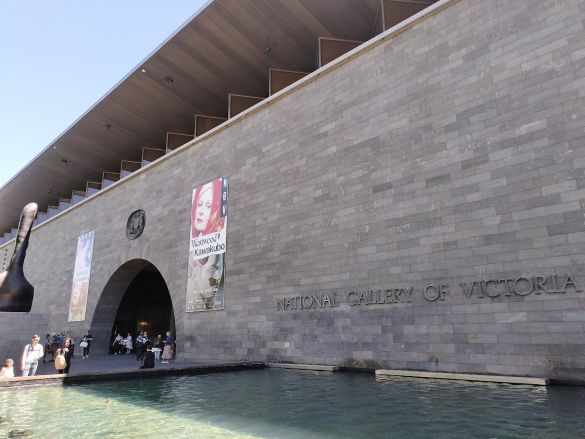 Westwood　Kawakuboのポスターがある入り口