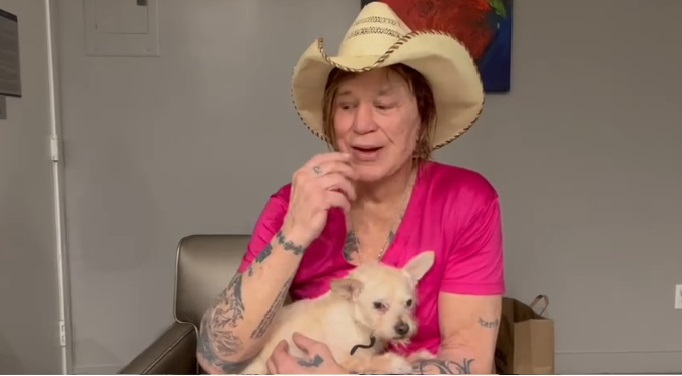 クラウドファンディングについて語るミッキー・ローク