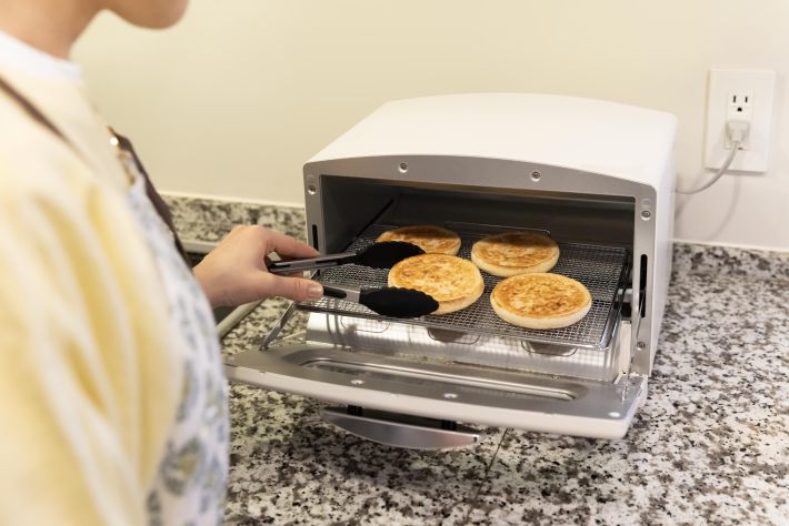 イングリッシュマフィンをトースターで焼く