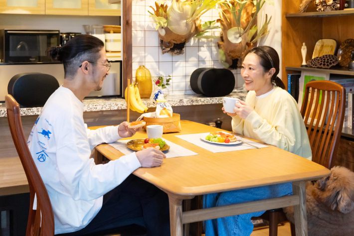 アケミンさん夫妻の食卓シーン