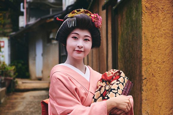 「芸妓」の着物を着ている人