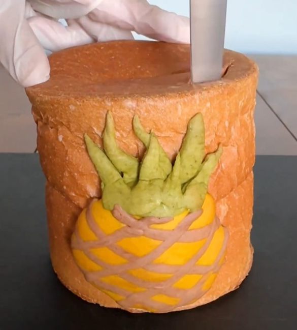 ナイフで缶詰(のパン)に切れ込みを入れると……