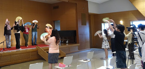 踊りの体験をする人