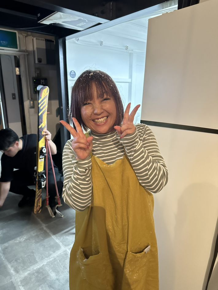 ピースをする中武佳奈子さん