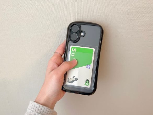 スマホの裏にポケットシールを貼った様子