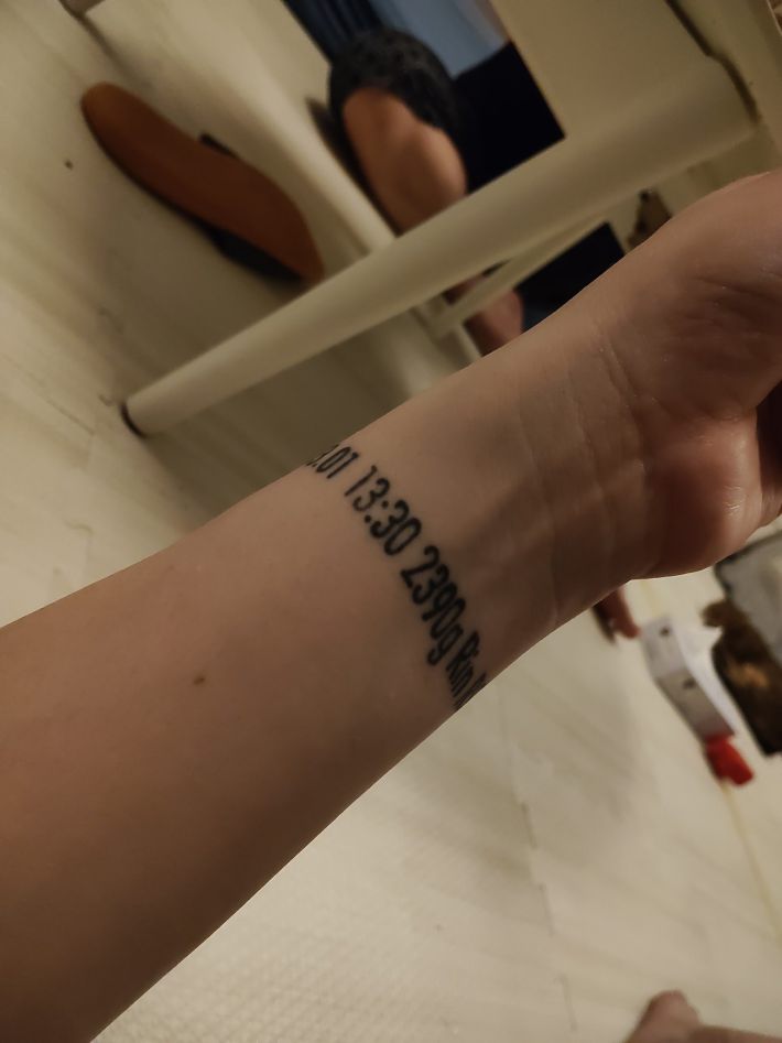 出生日、出生時間、出生体重が手首に彫られている