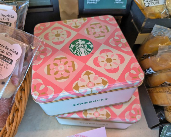 スタバ　桜シーズンのクッキー缶