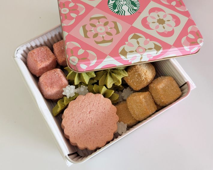 クッキー缶を開けたところ