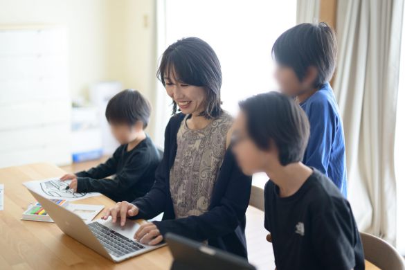 宮崎真理さんと3人のお子さん