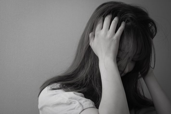 頭を抱える女性