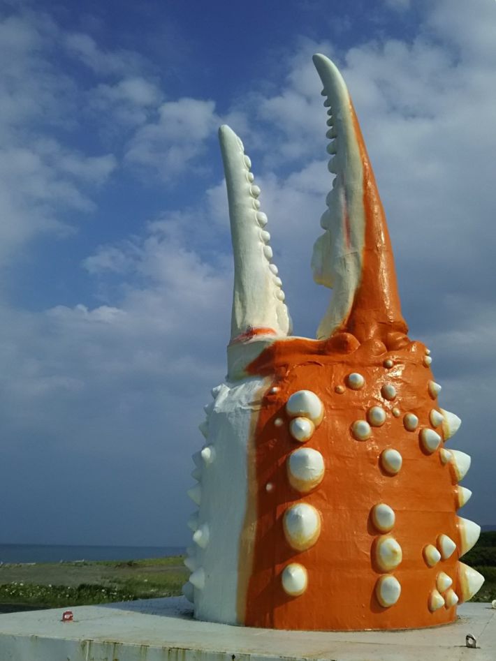 北海道紋別市にある「カニの爪」のオブジェ。高さは6ｍもある。写真／こだま