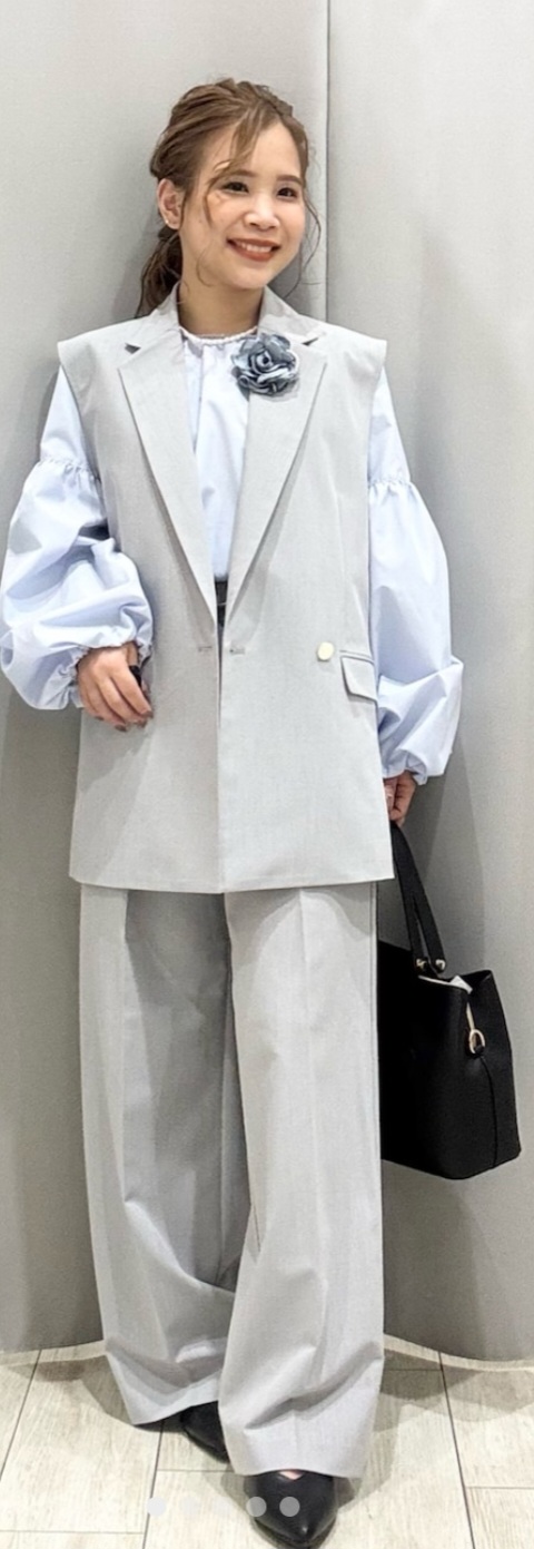 グレーで合わせたジレのコーデ