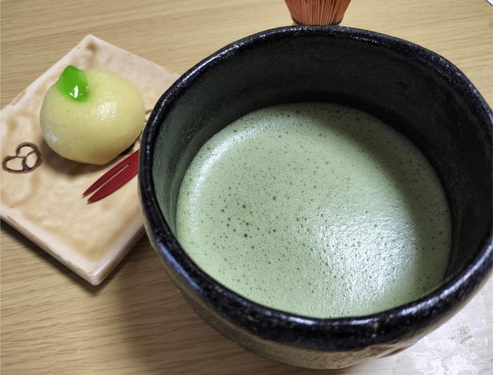 自宅で年末に点てた抹茶（お菓子はとらやじゃないです）