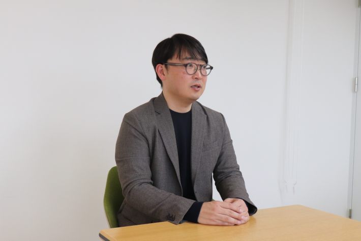 制作統括の尾崎裕和氏